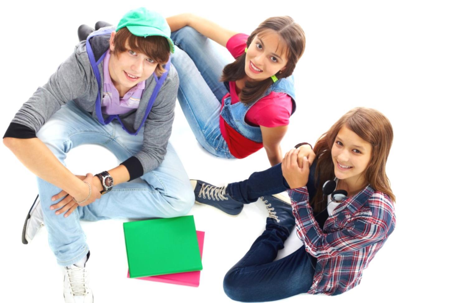 Arbeitsbereich mit Finanzanalyse-Unterlagen und Laptop für strukturiertes Lernen