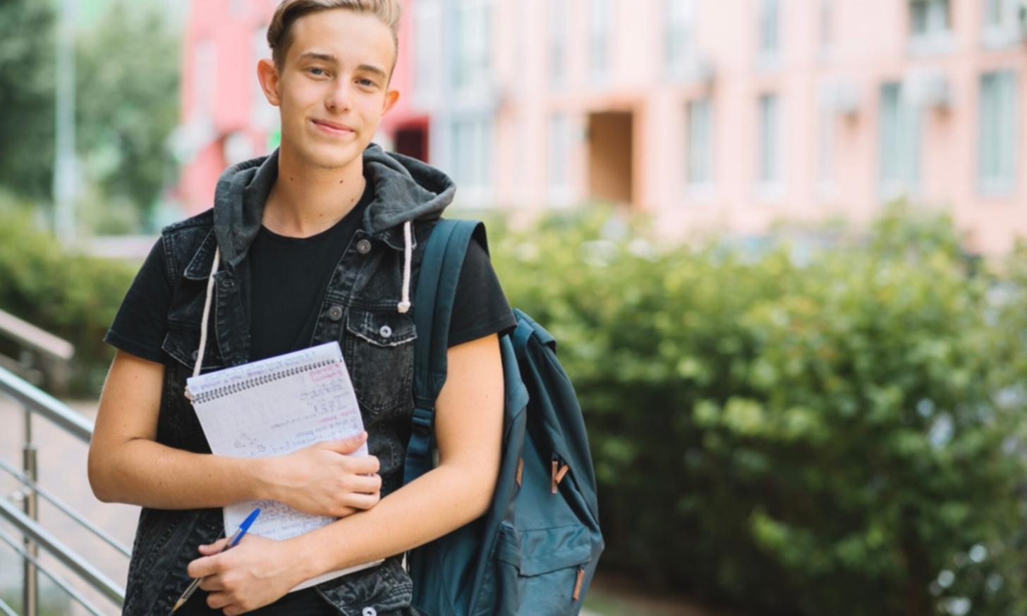 Teilnehmer analysiert Finanzberichte am Laptop in modernem Arbeitsumfeld
